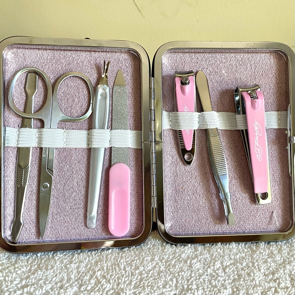 🐭 SALE! Ed Hardy 6pc Manicure set in a travel case brand new and Giftable